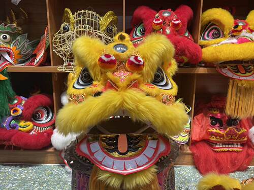 南狮行佛山醒狮成年南狮金黄狮头