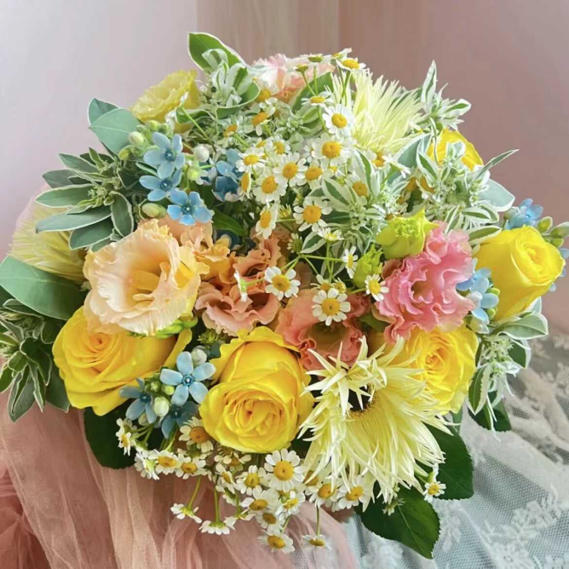 云南昆明鲜花顺丰快递混搭花束组合黄玫瑰非洲菊叶上花蓝星花