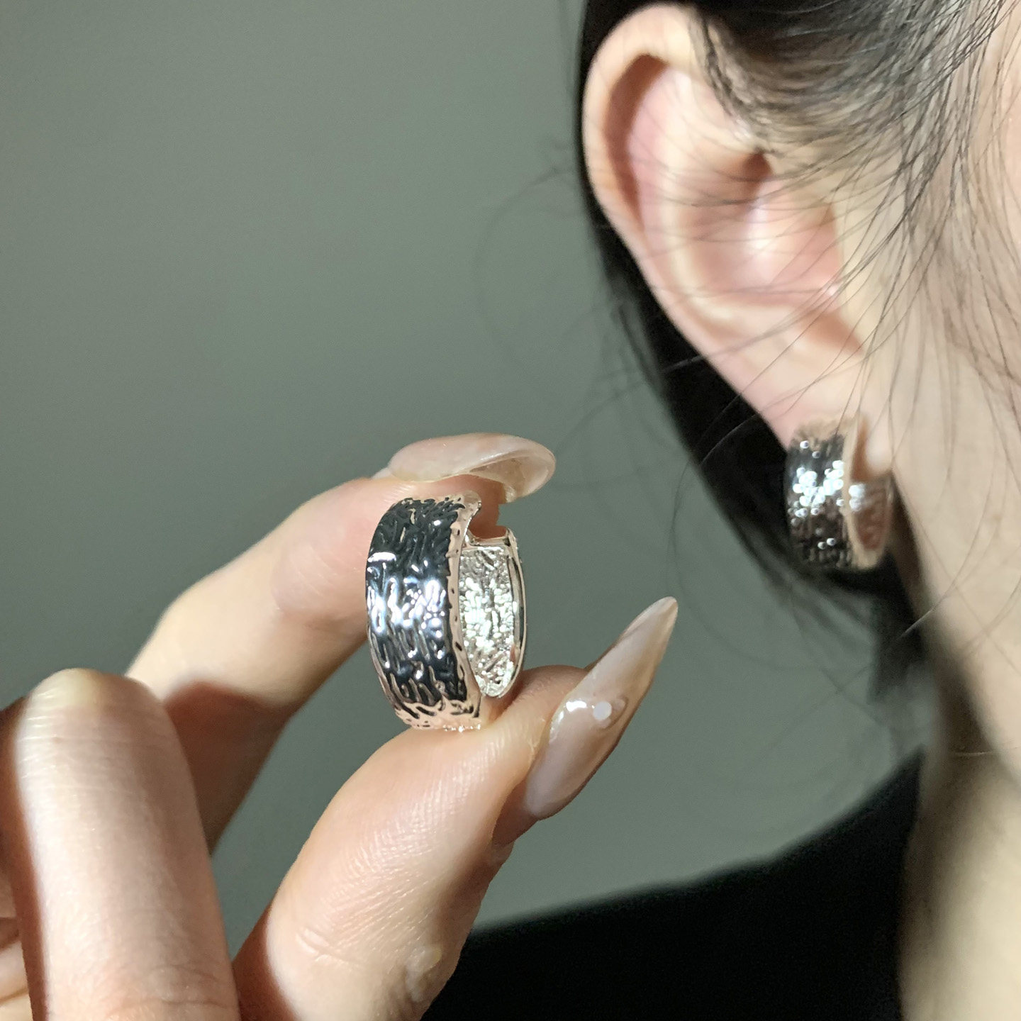 HEY TAO复古银色褶皱金属耳圈女款高级感冷淡风个性耳环圈圈耳饰