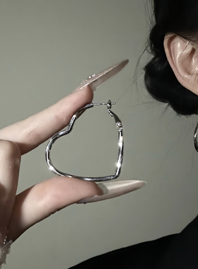 HEY TAO简约金属爱心素圈耳环女款甜酷辣妹风耳圈个性设计感耳饰