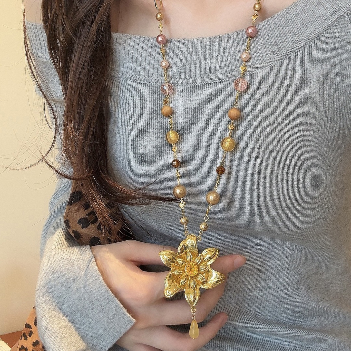 HEY TAO秋冬复古金色花朵串珠吊坠项链女精致大气长款毛衣链配饰
