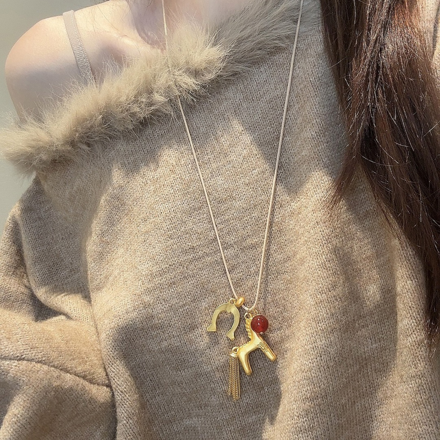 HEY TAO秋冬复古金色小马吊坠项链长款百搭个性挂脖毛衣链配饰女