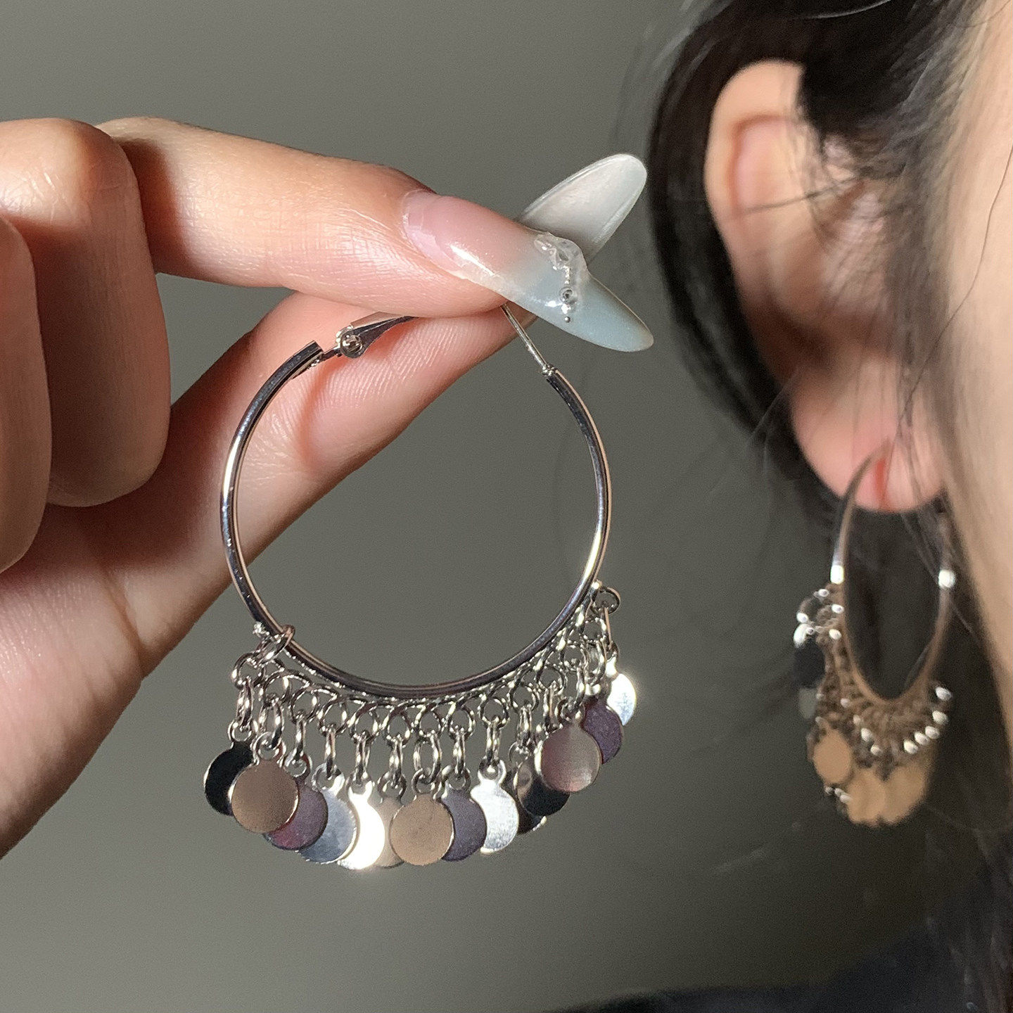 HEY TAO银色金属亮片流苏耳环女耳钉时尚设计感耳圈几何圆形耳饰