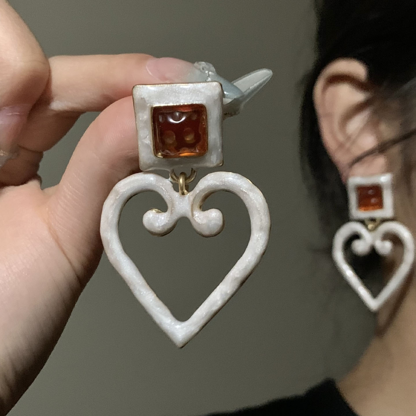 HEY TAO法式复古滴釉镂空爱心耳钉女时尚百搭气质耳环高级感耳饰