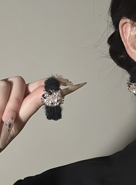 HEY TAO秋冬季黑色Kitty猫毛绒耳环女款耳钉小众甜酷个性耳圈耳饰