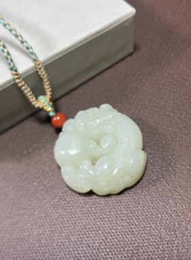 白玉貔貅抱球吊坠和田玉山料