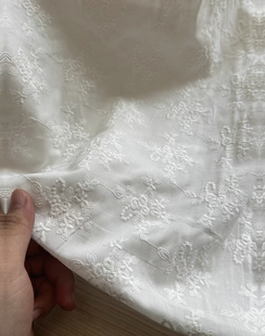 1.5米 白色 小团花 绣花 刺绣高支棉面料(宽1.45米左右)