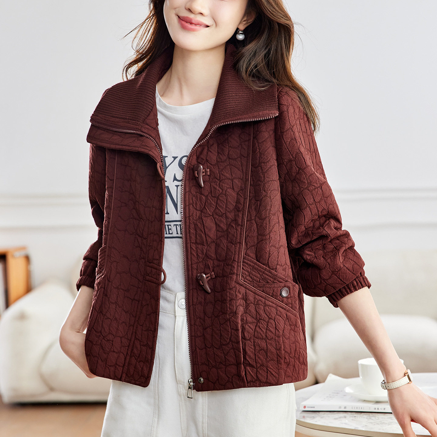 今年流行针织翻领短外套女2026新款春秋装时尚牛角扣短款夹克上衣