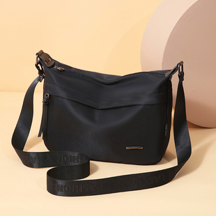 防水牛津布大容量饺子包斜挎包女小众新款百搭休闲运动风单肩包潮