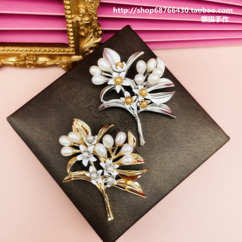 新年好寓意古典国潮白色珍珠橙花胸针女金银两色胸花大别针高档