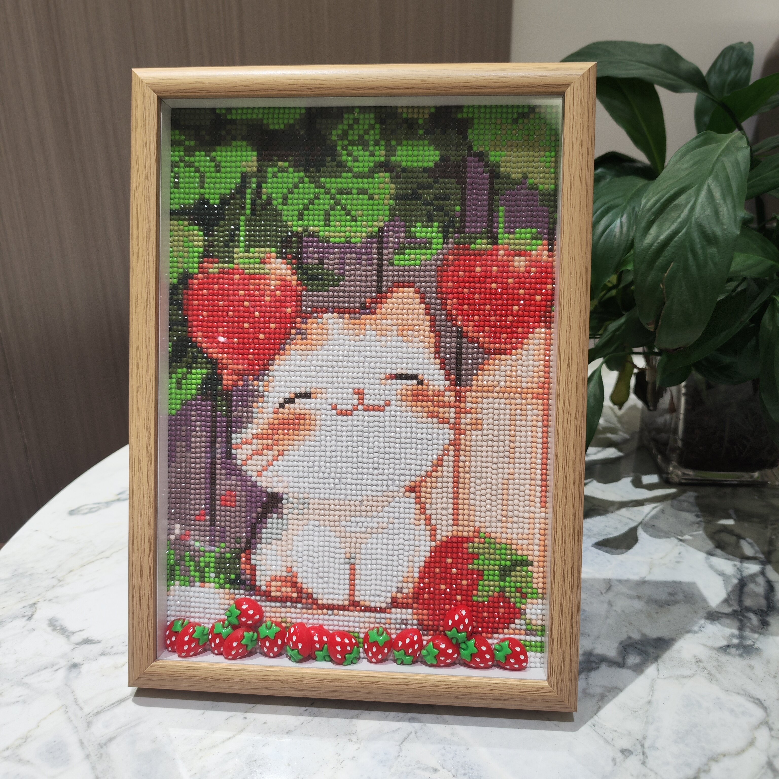 草莓猫咪2025新款钻石画高颜值礼物真玻璃摆台diy手工钻石绣带框