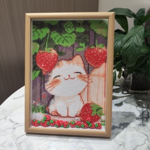 草莓猫咪2025新款钻石画高颜值礼物真玻璃摆台diy手工钻石绣带框