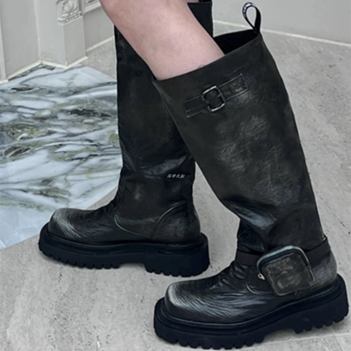 2025春夏新款套脚直筒骑士靴口袋擦色复古方头粗跟厚底百搭马丁靴