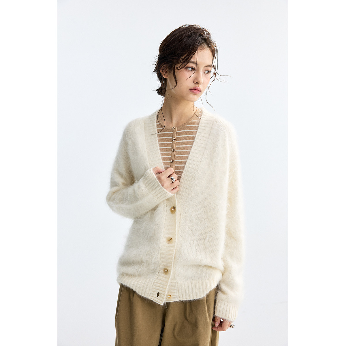 Chicnine | 羊绒开衫V领外套毛衣宽松针织开衫新款宽松显瘦白色女