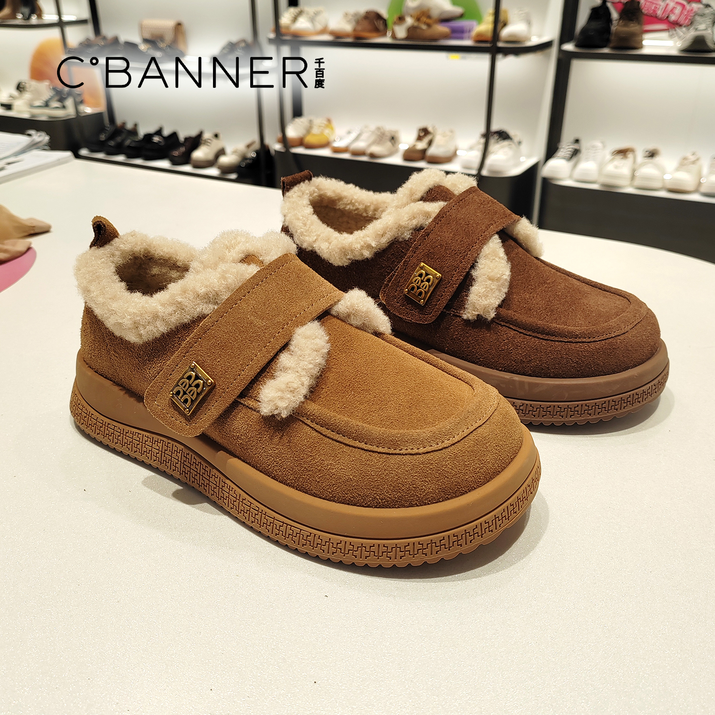 千百度女鞋2025冬季新款绒里厚底魔术贴休闲复古勃肯鞋 A25602118
