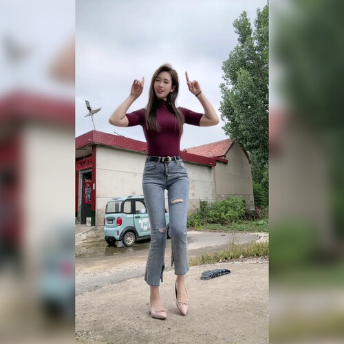 高腰显瘦微喇破洞九分牛仔裤女