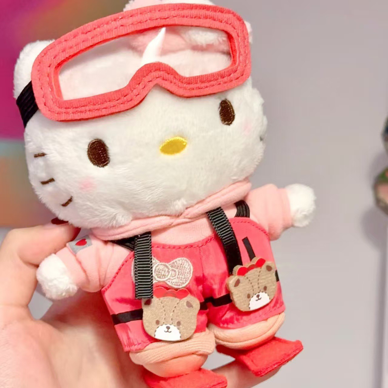 纯原现货可爱凯蒂猫滑雪系列包包挂件玩偶公仔钥匙扣带吊牌