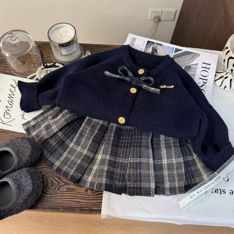 韩版童装2026新款秋冬女童贴标毛衣针织开衫儿童格子半身裙两件套