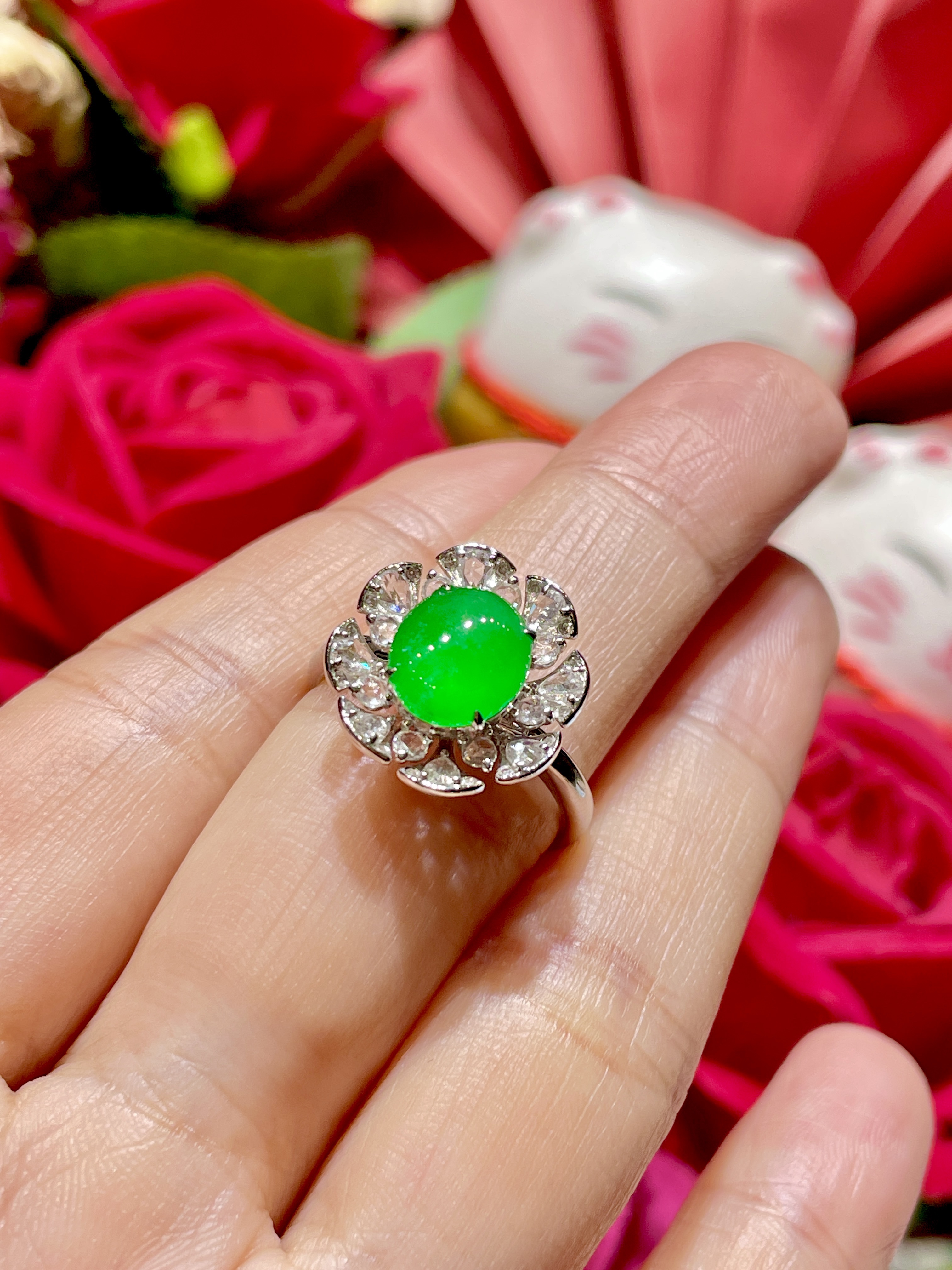 缅甸翡翠A货正品满色阳绿蛋面戒指镶嵌18 K金搭配钻石时尚百搭