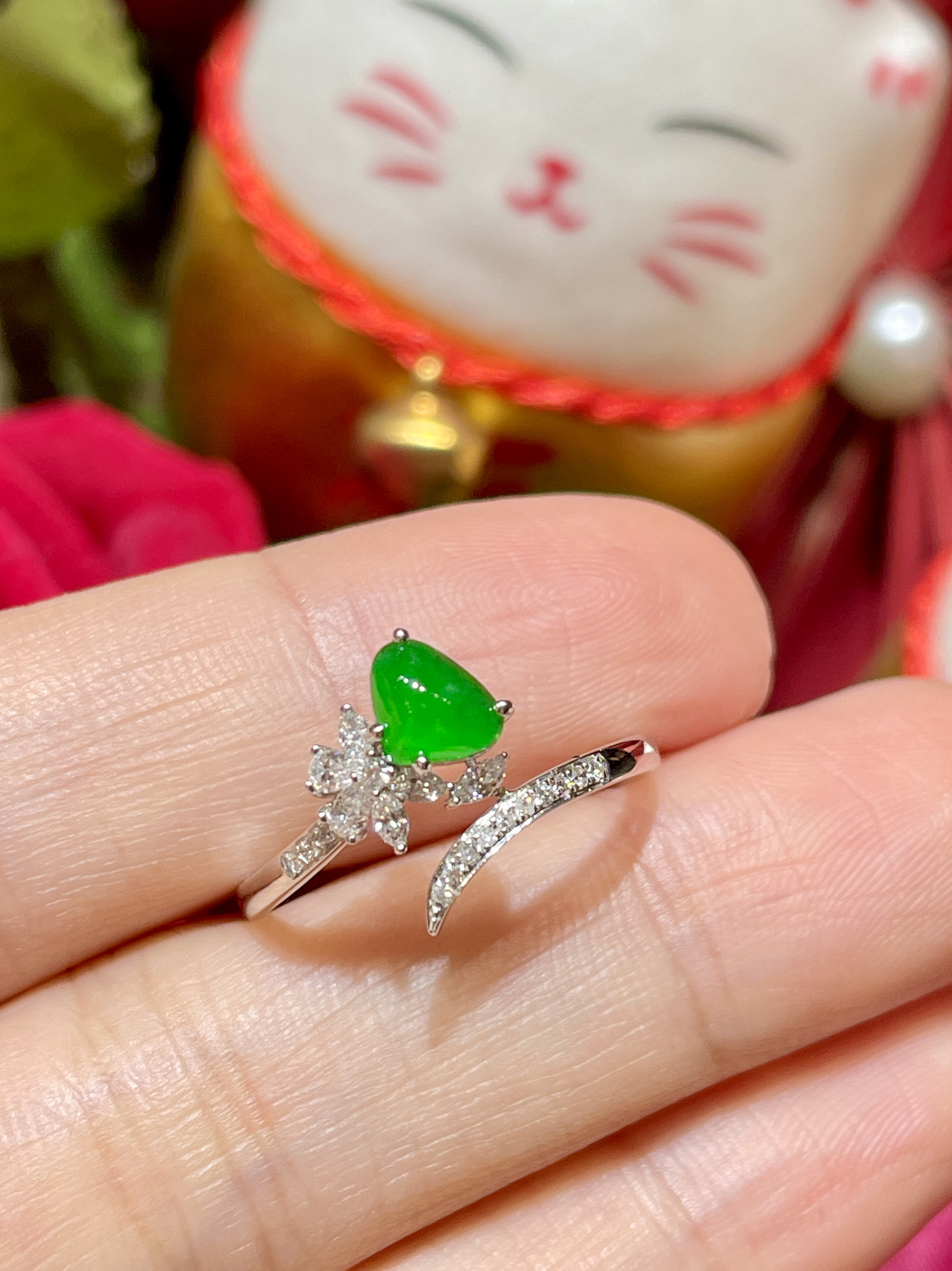 缅甸翡翠A货正品冰种满绿辣色心心蛋面戒指镶嵌18k金搭配钻石时尚