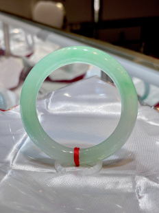 百搭大气好看 时尚 缅甸翡翠A货正品 冰种水润飘绿51圈口圆条手镯