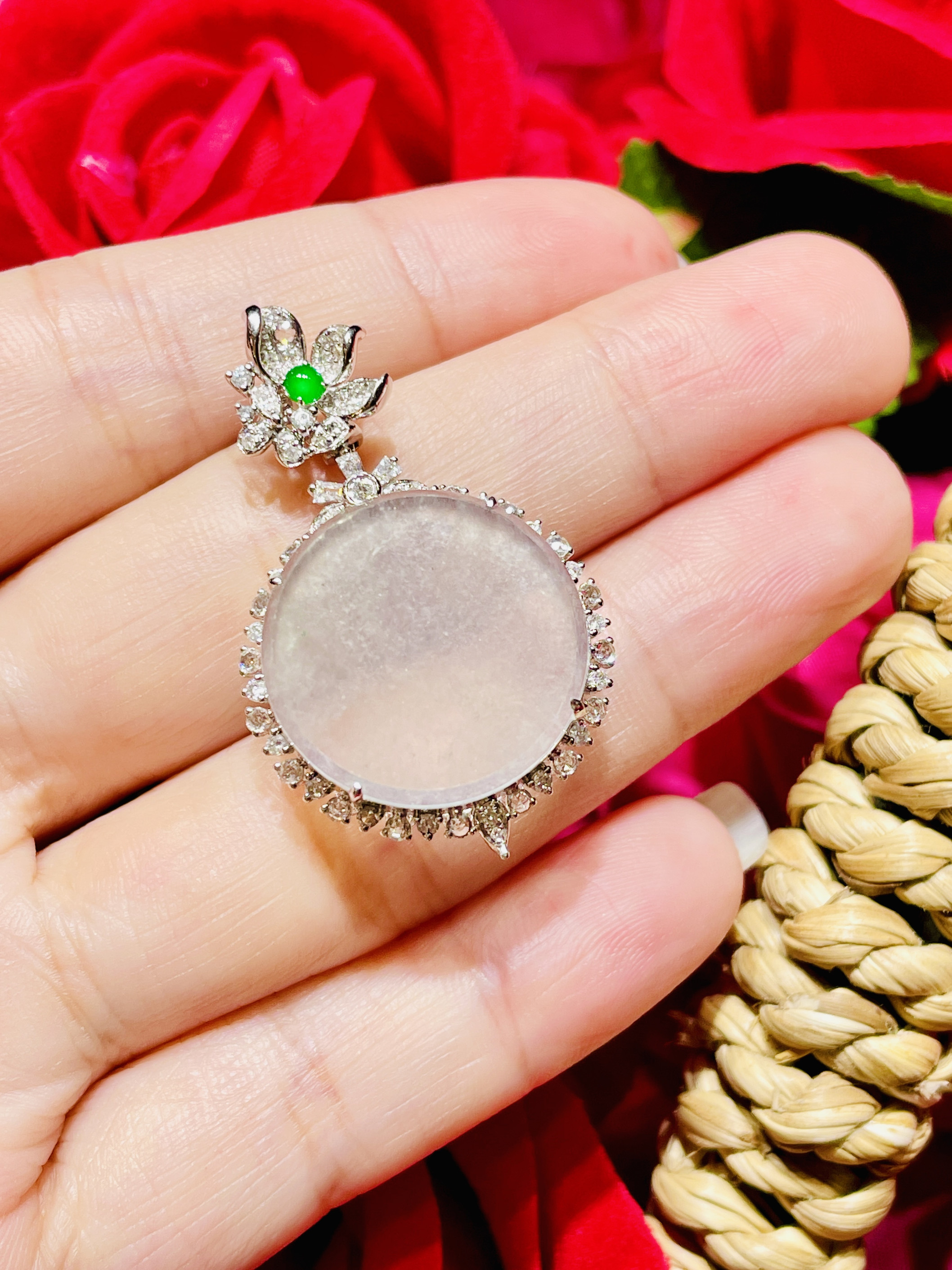 缅甸翡翠a货正品 玻璃种圆牌无事牌吊坠 镶嵌18 k金搭配钻石时尚