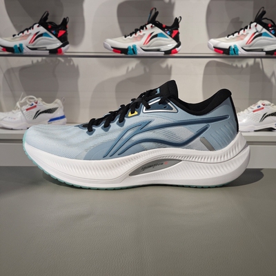 李宁男子跑鞋缓震回弹