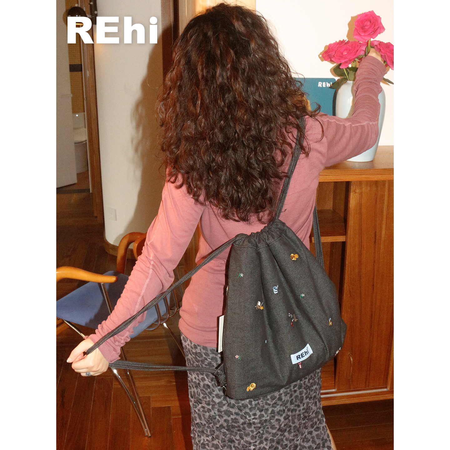 REhi趣味牛仔刺绣抽绳原创双肩包