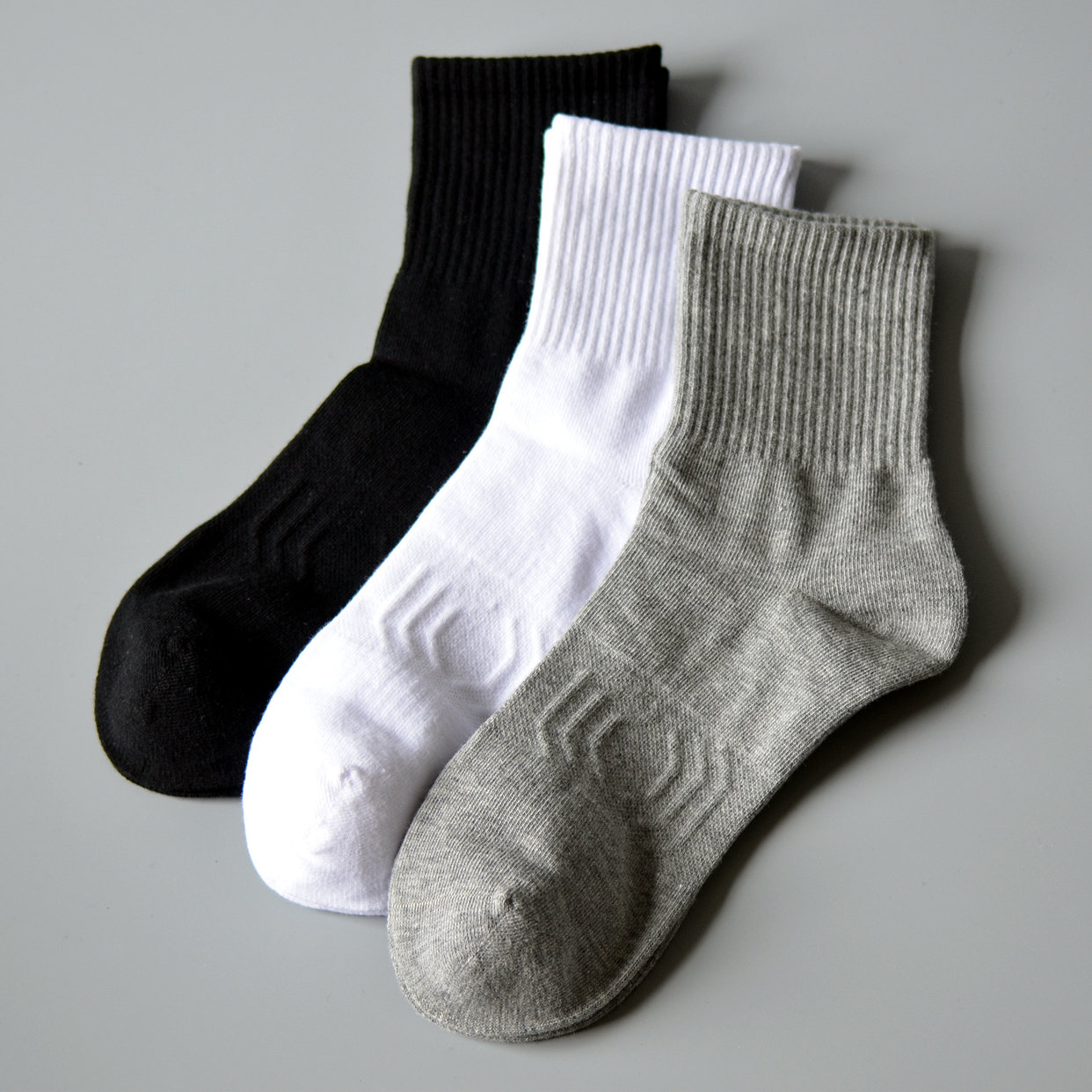 黑白灰色中长筒冬季无骨袜子