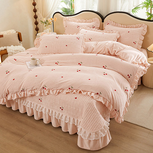 高档夹棉牛奶绒花边床盖款四件套