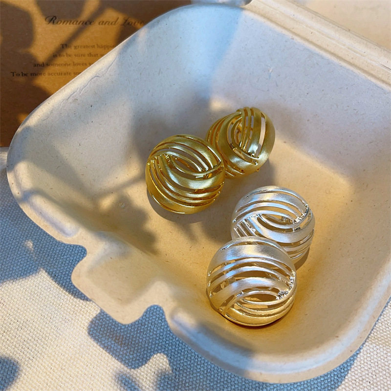 ins风精致镂空立体花球耳钉女轻奢高级感拉丝螺旋纹圆形耳环耳饰