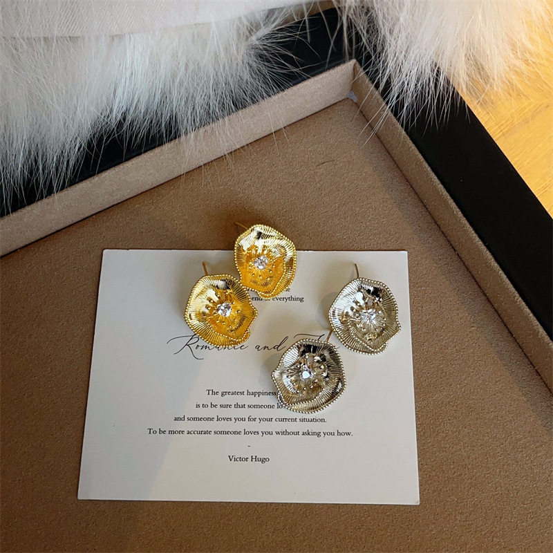 小众设计感卷叶边镶爱心花朵耳钉气质高级感精致花蕊耳环百搭耳饰