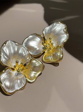 银针新款简约甜美白色珠光釉三瓣花耳钉轻奢高级感桃花朵朵耳环