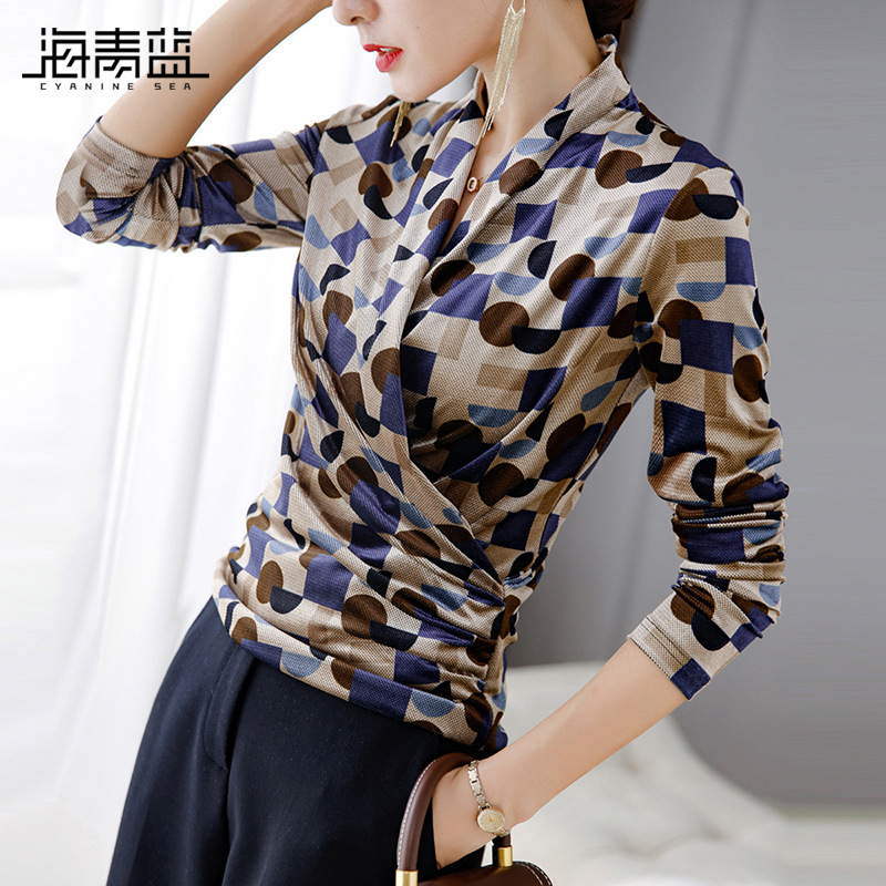 海青蓝设计感V领印花打底衫