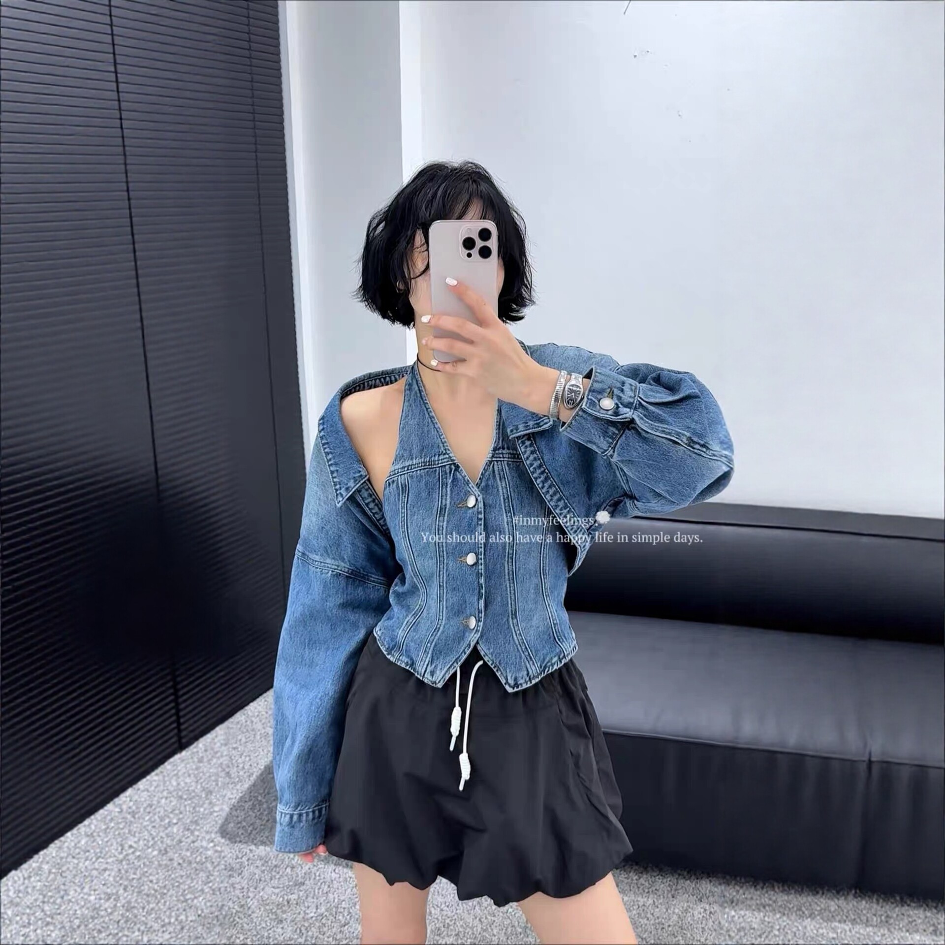 牛仔挂脖吊带背心配短款披肩外套