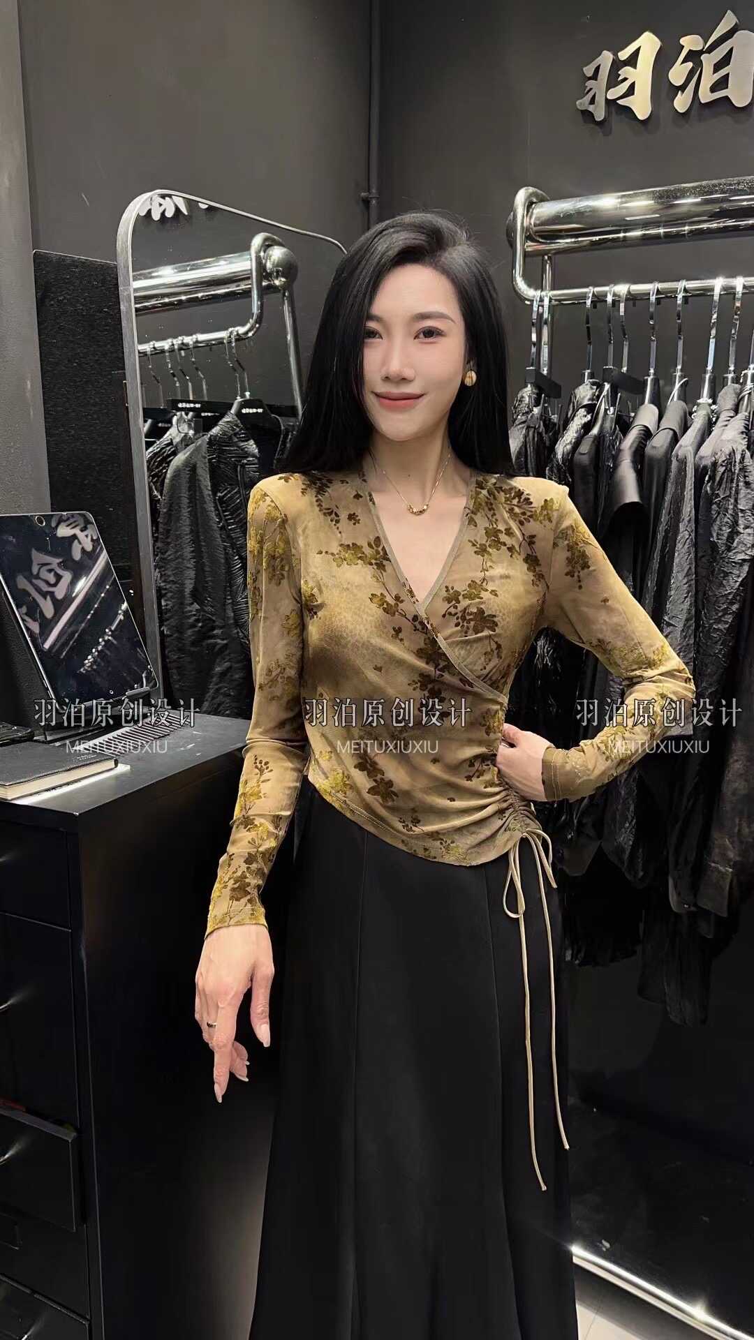 V领复古植绒提花长袖T恤小衫女2025春夏新款显瘦修身打底衫上衣