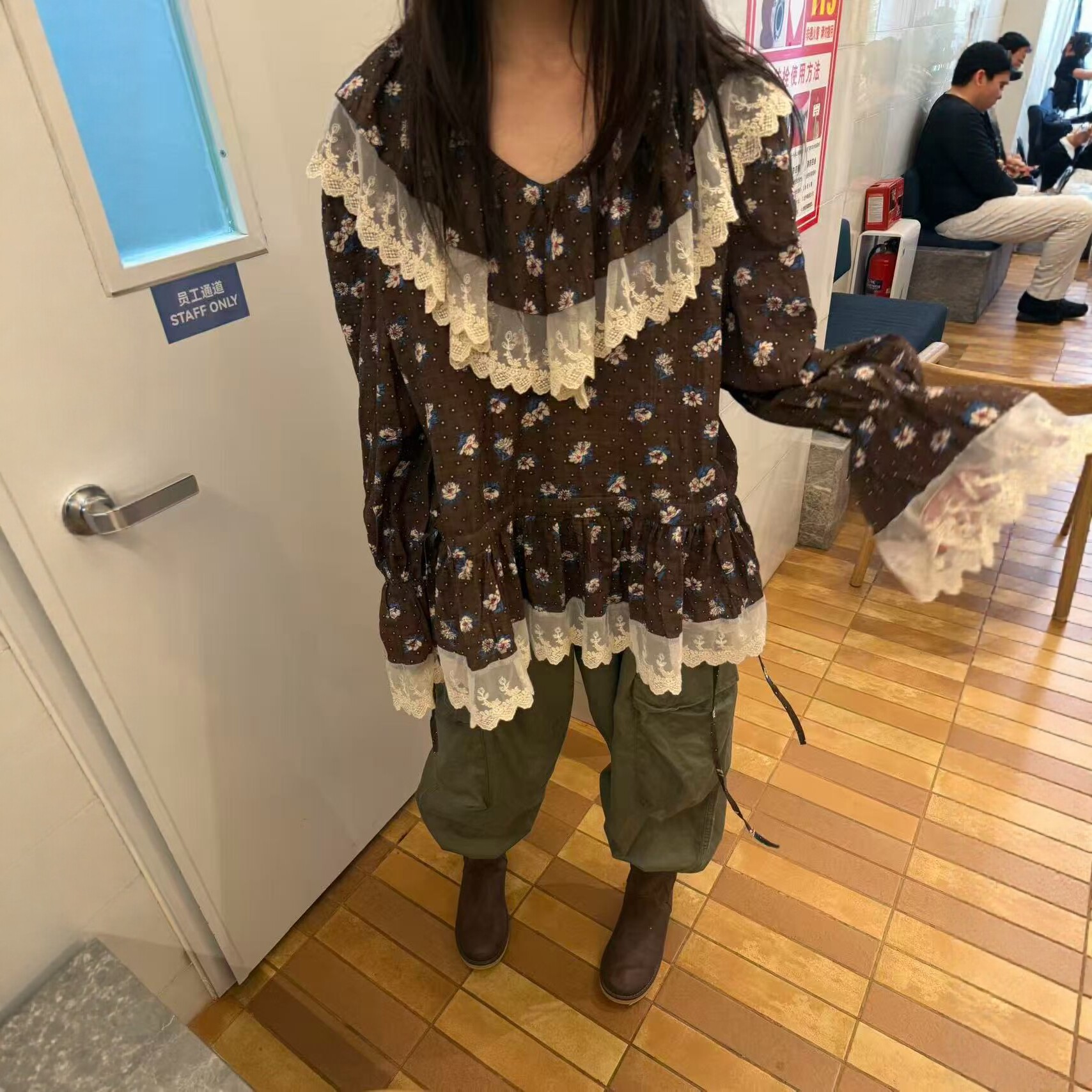 复古V领蕾丝拼接荷叶边碎花衬衫