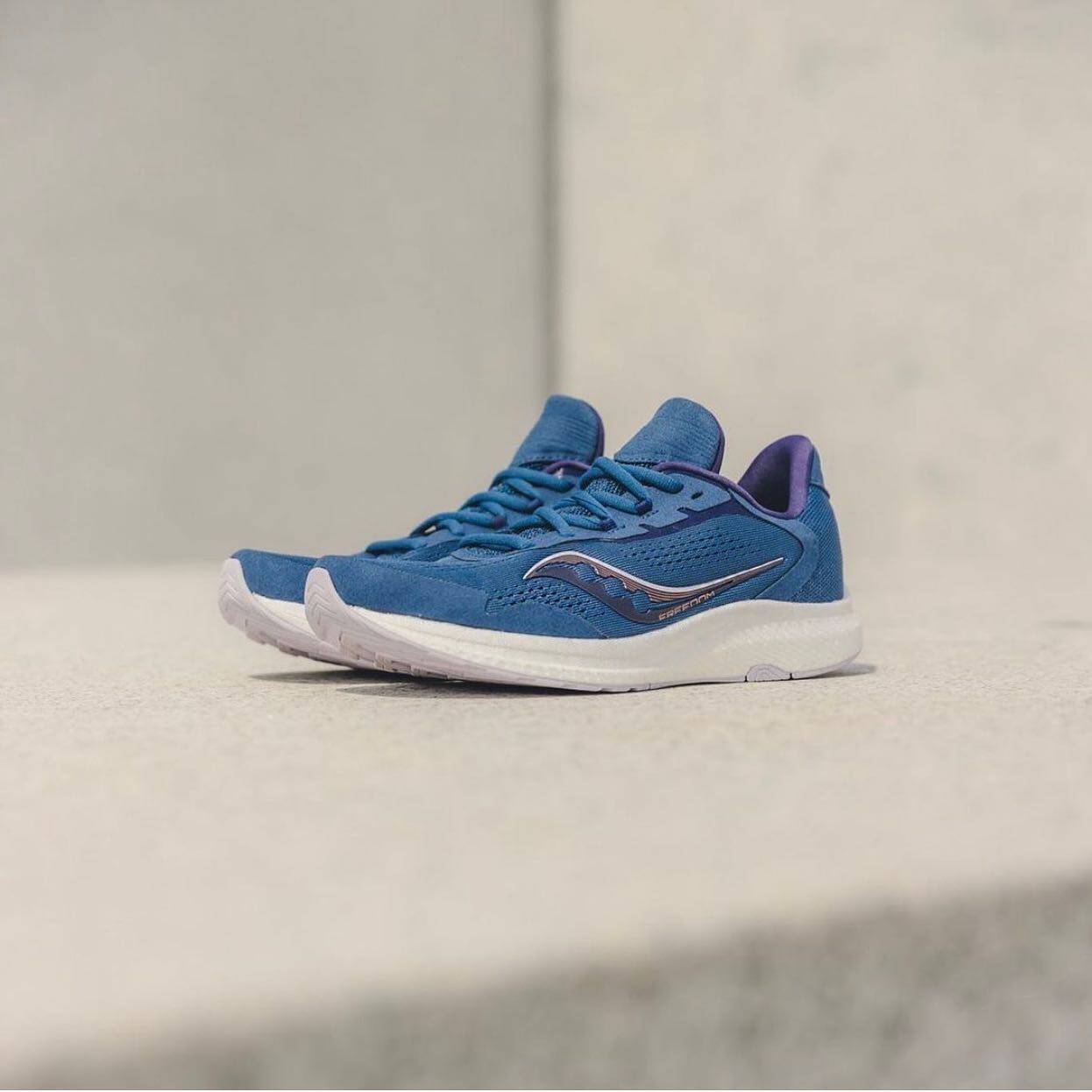 saucony索康尼 freedom 4 自由4 女款轻量缓震跑步鞋女子透气运动