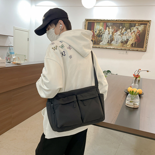 休闲挎包单肩包防泼水斜挎包男女通勤邮差包轻便户外背包 U家同款