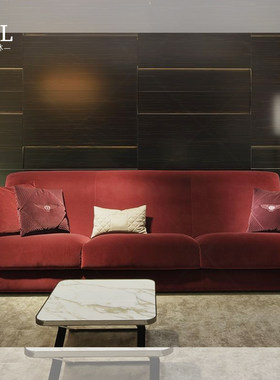 Bentley沙发Retro-style living room with straight-line sofas