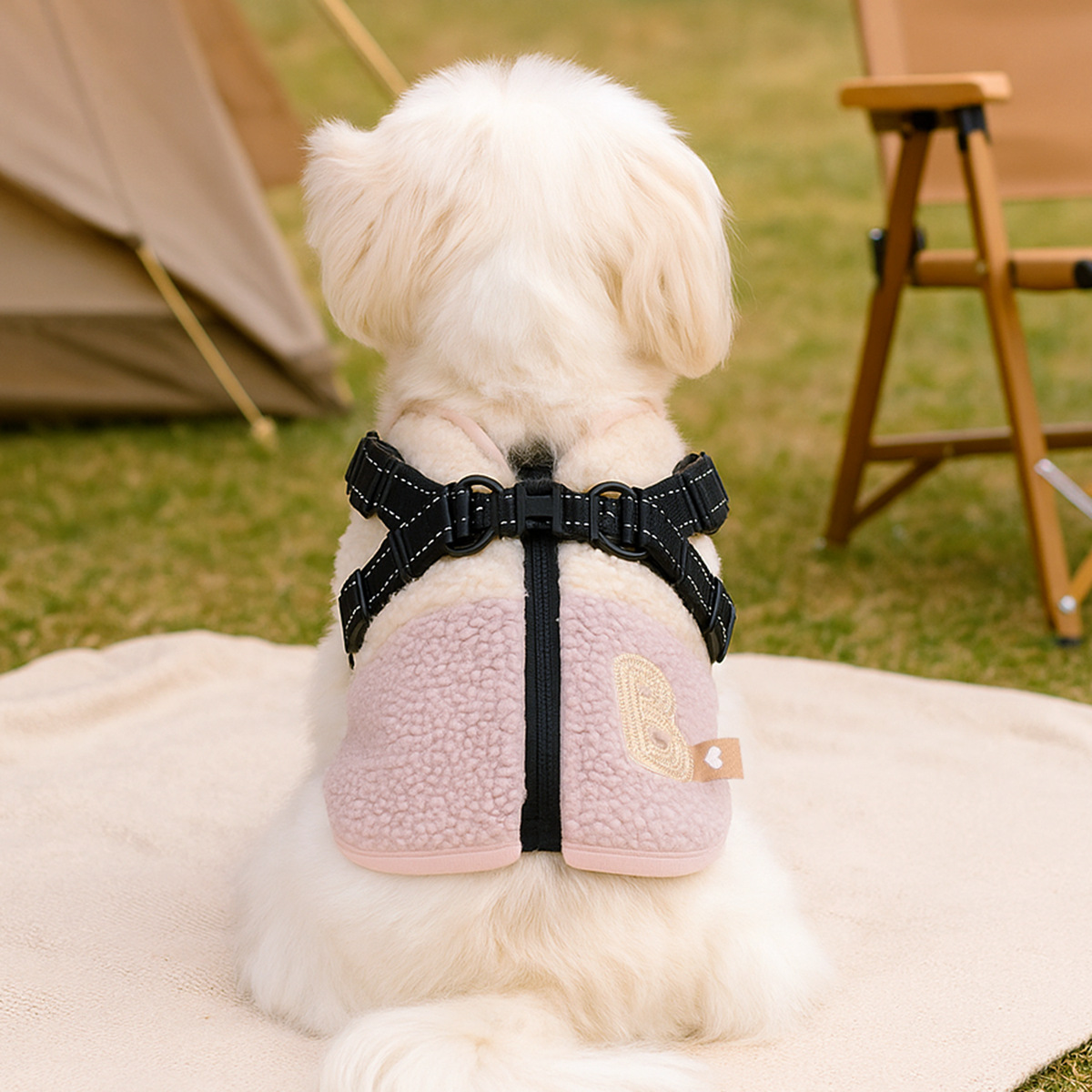 宠物衣服秋冬新款小型犬幼犬快乐狗猫保暖舒适羔羔绒拼色牵引马甲