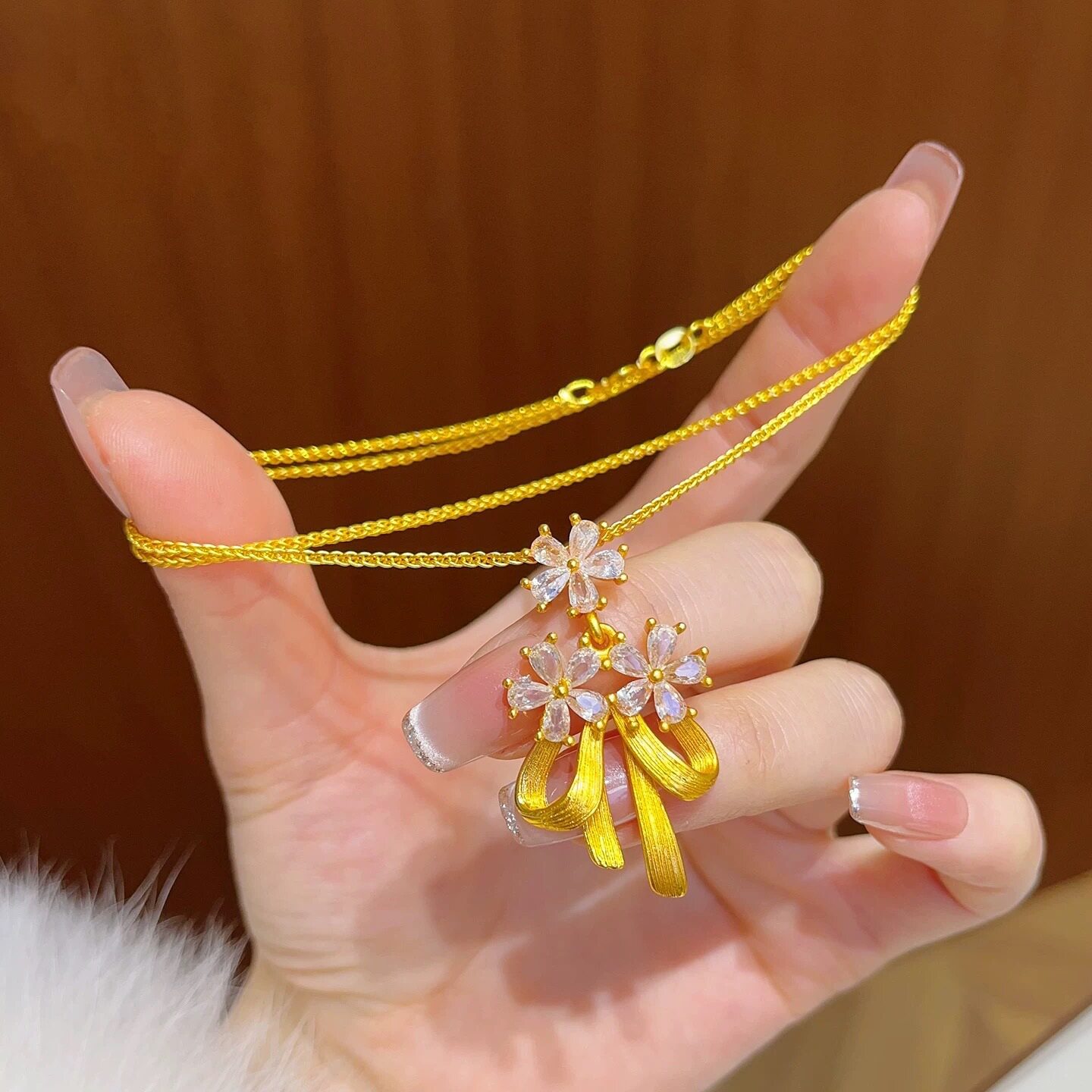 沙金拉丝镶钻蝴蝶结吊坠锁骨链女图片
