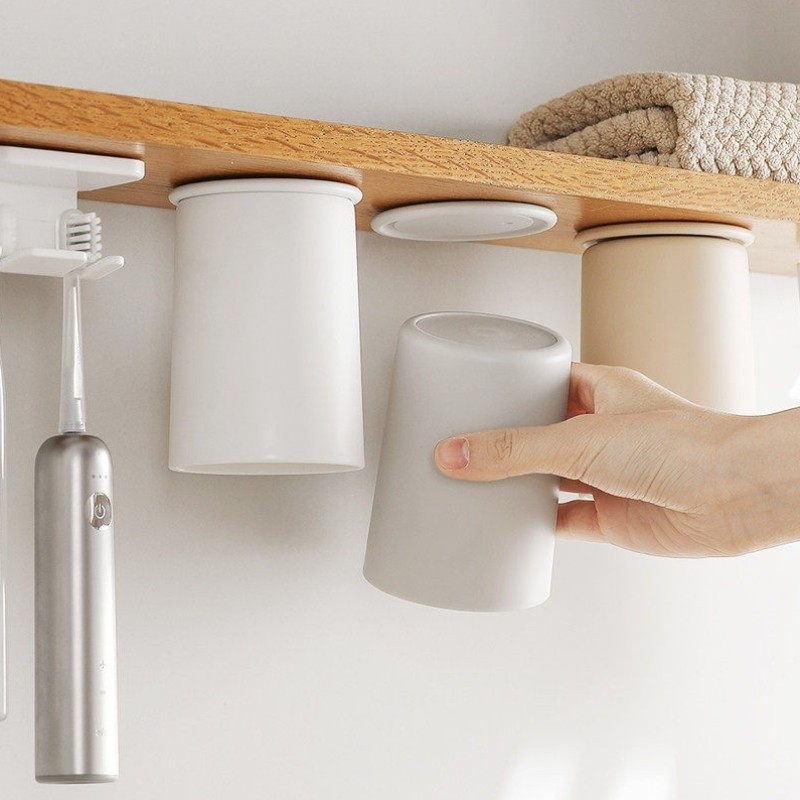 镜柜底磁吸式漱口杯牙刷杯倒挂儿童洗漱杯子挂墙置物架刷牙杯亲子
