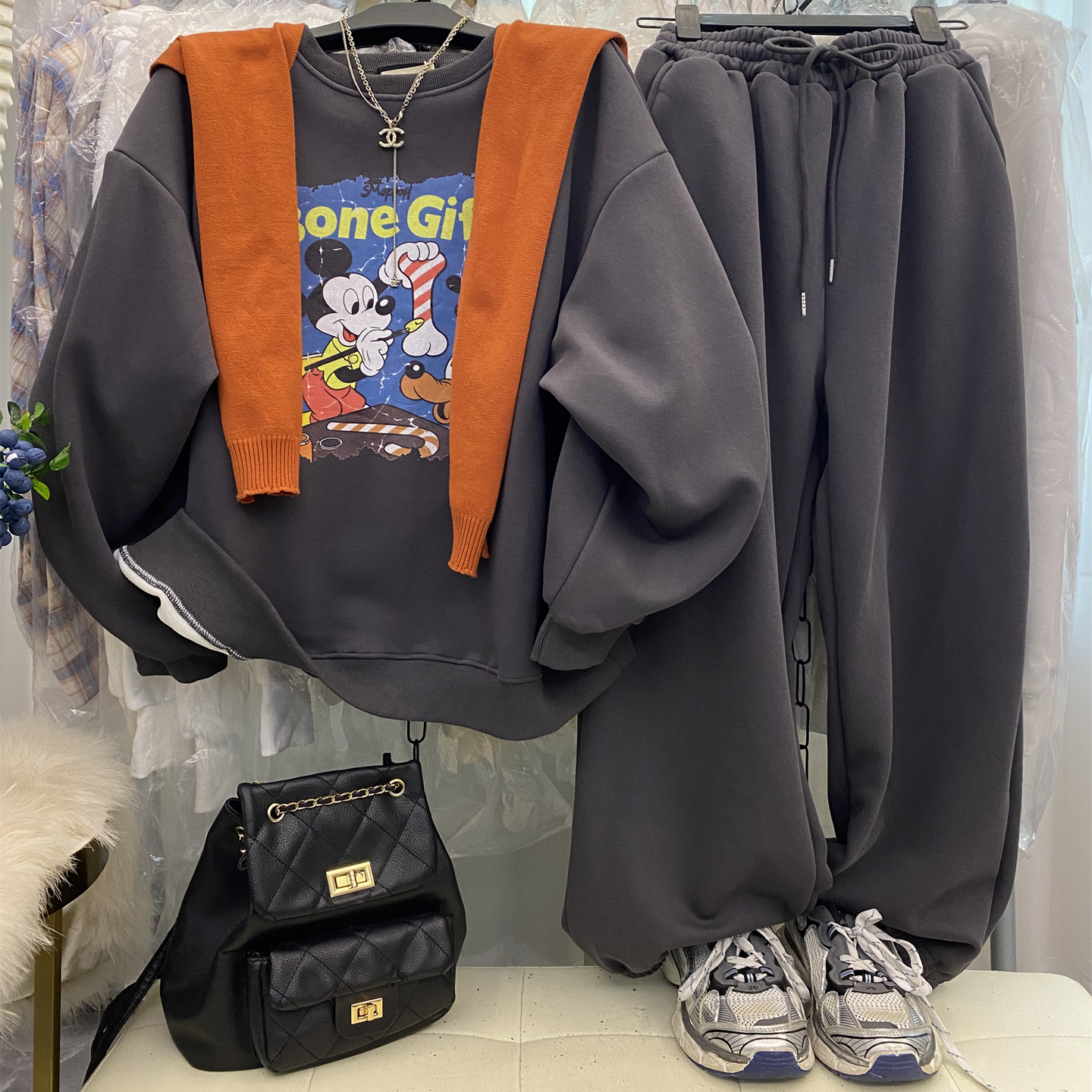 圆领卡通印花卫衣哈伦裤披肩套装