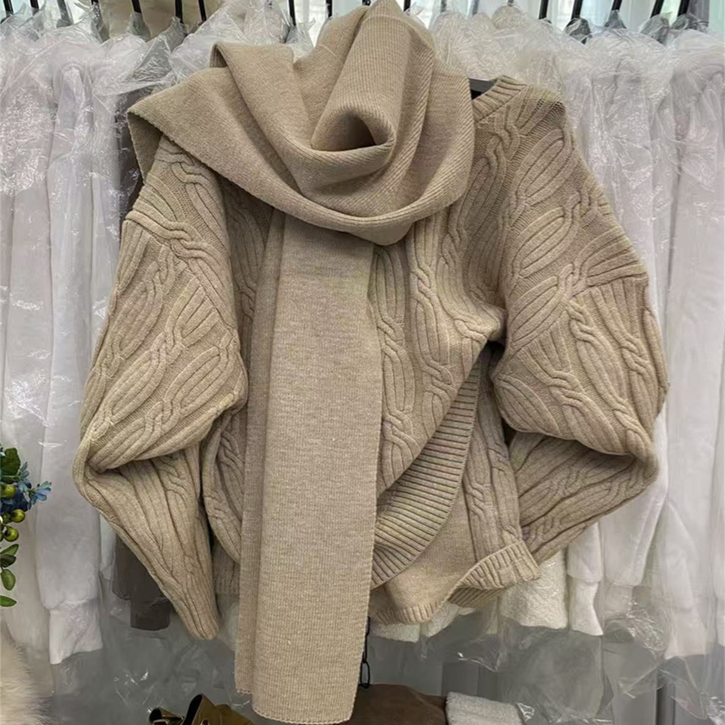 圆领麻花纹毛衣短裤围巾三件套女