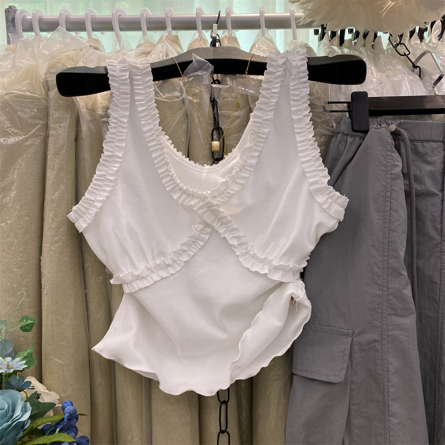 木耳边吊带修身吊带背心纯色上衣