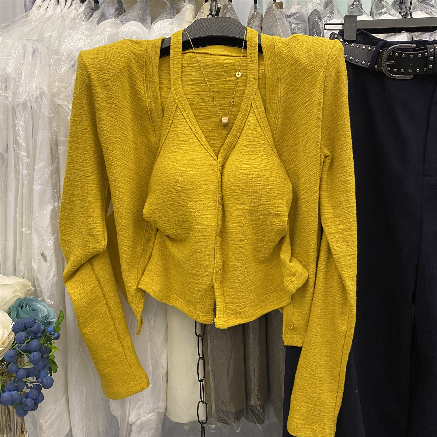 挂脖吊带背心+V领长袖开衫两件套