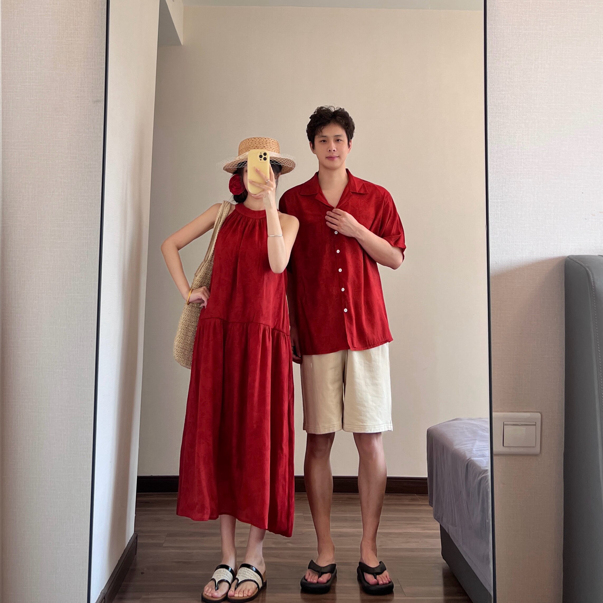 新疆旅游情侣装2026新中式红色挂脖连衣裙女海边度假长裙一裙一衣