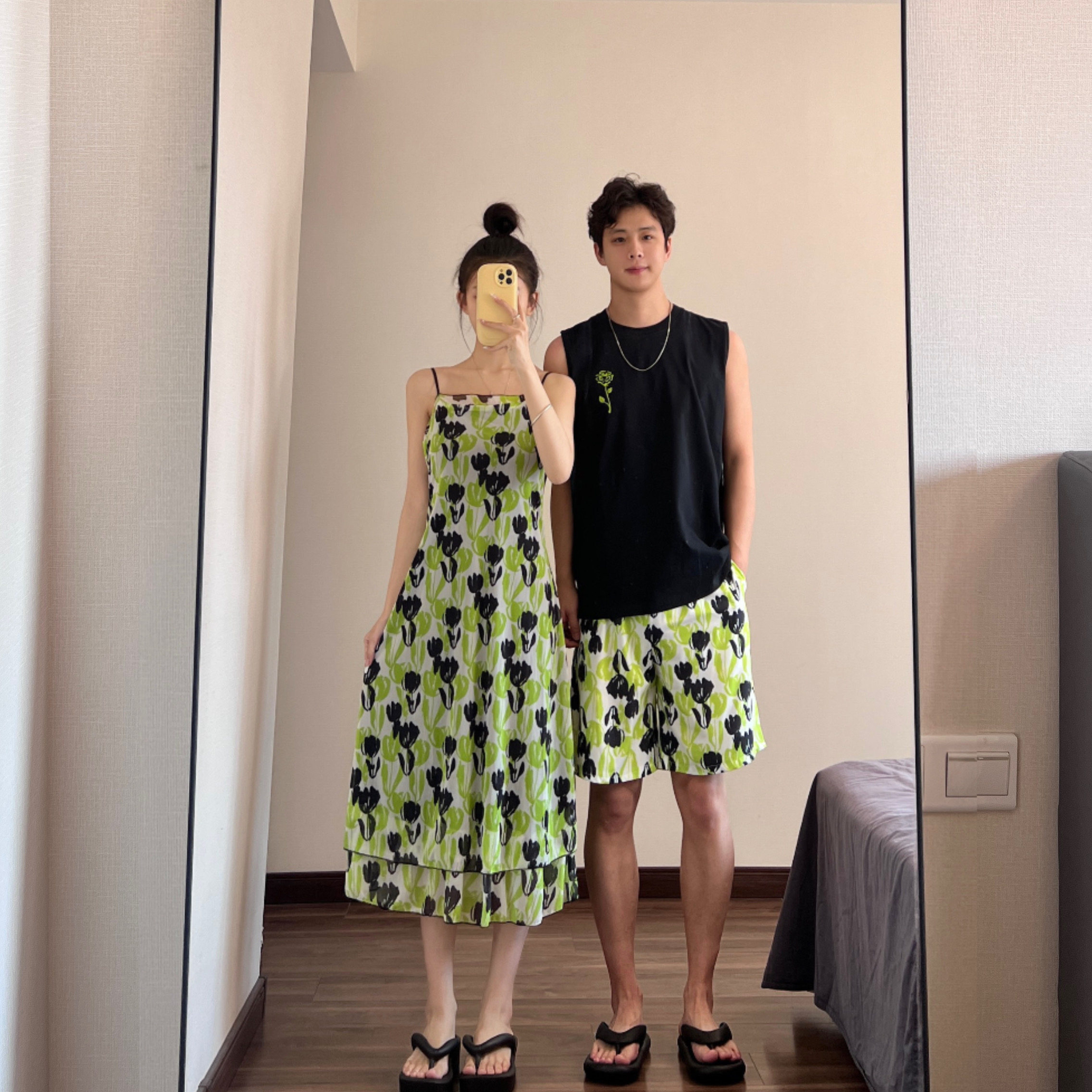 海边旅游度假情侣装夏季2025吊带女连衣裙沙滩套装高级感你衣我裙