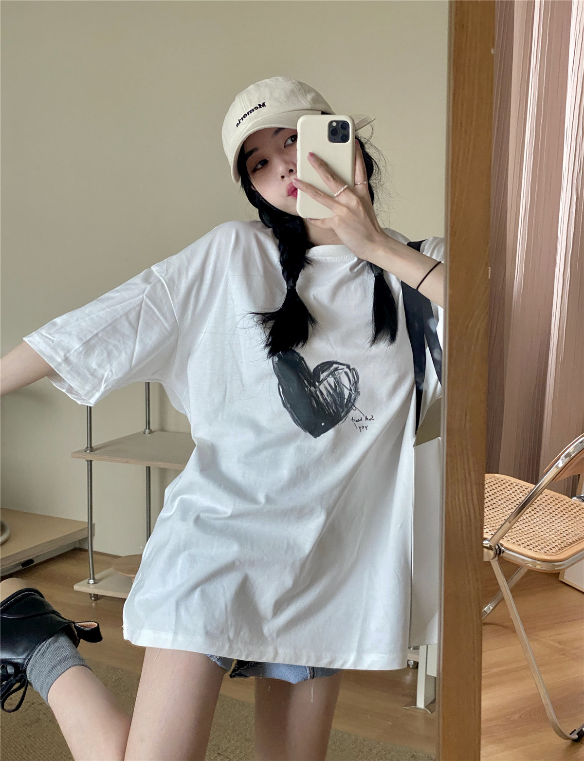 Korean girls' simple and versatile hand-painted love printed T-shirt